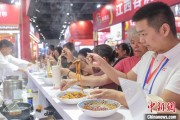 生辰八字“嗦粉”经济火热 中国多地“食力”出圈